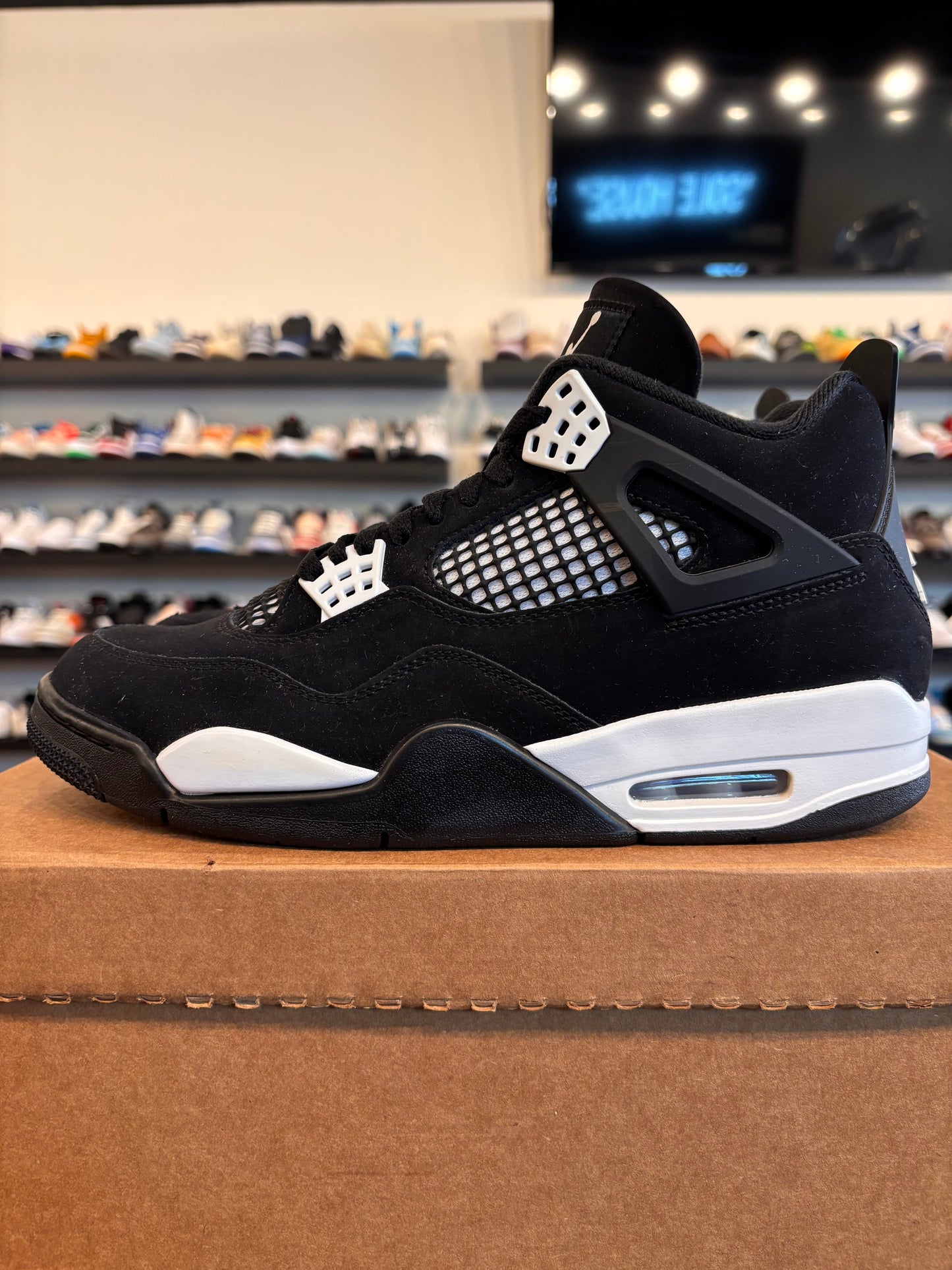 Jordan 4 White Thunder Size 9 Pre-Owned (No Box)