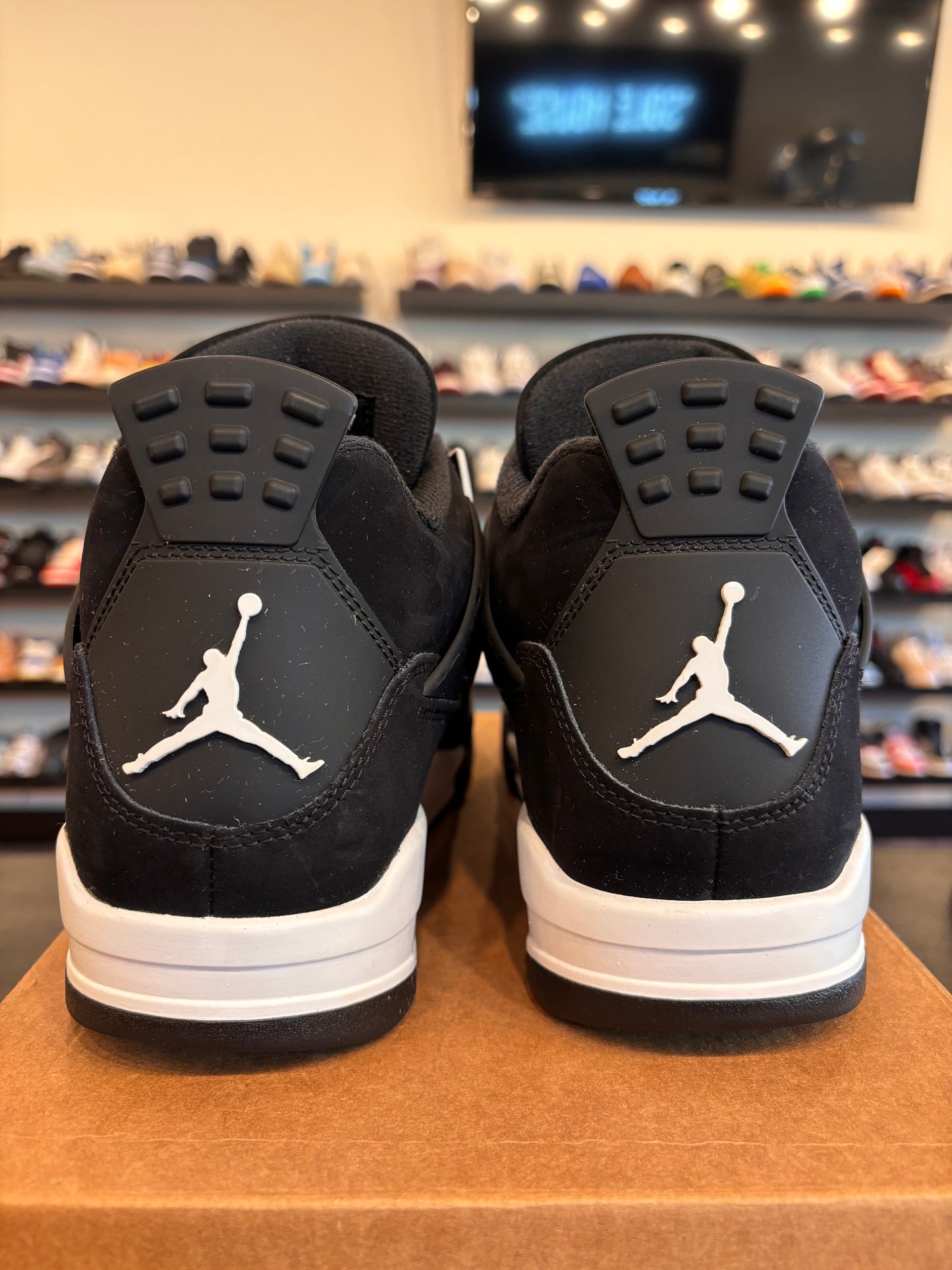 Jordan 4 White Thunder Size 9 Pre-Owned (No Box)