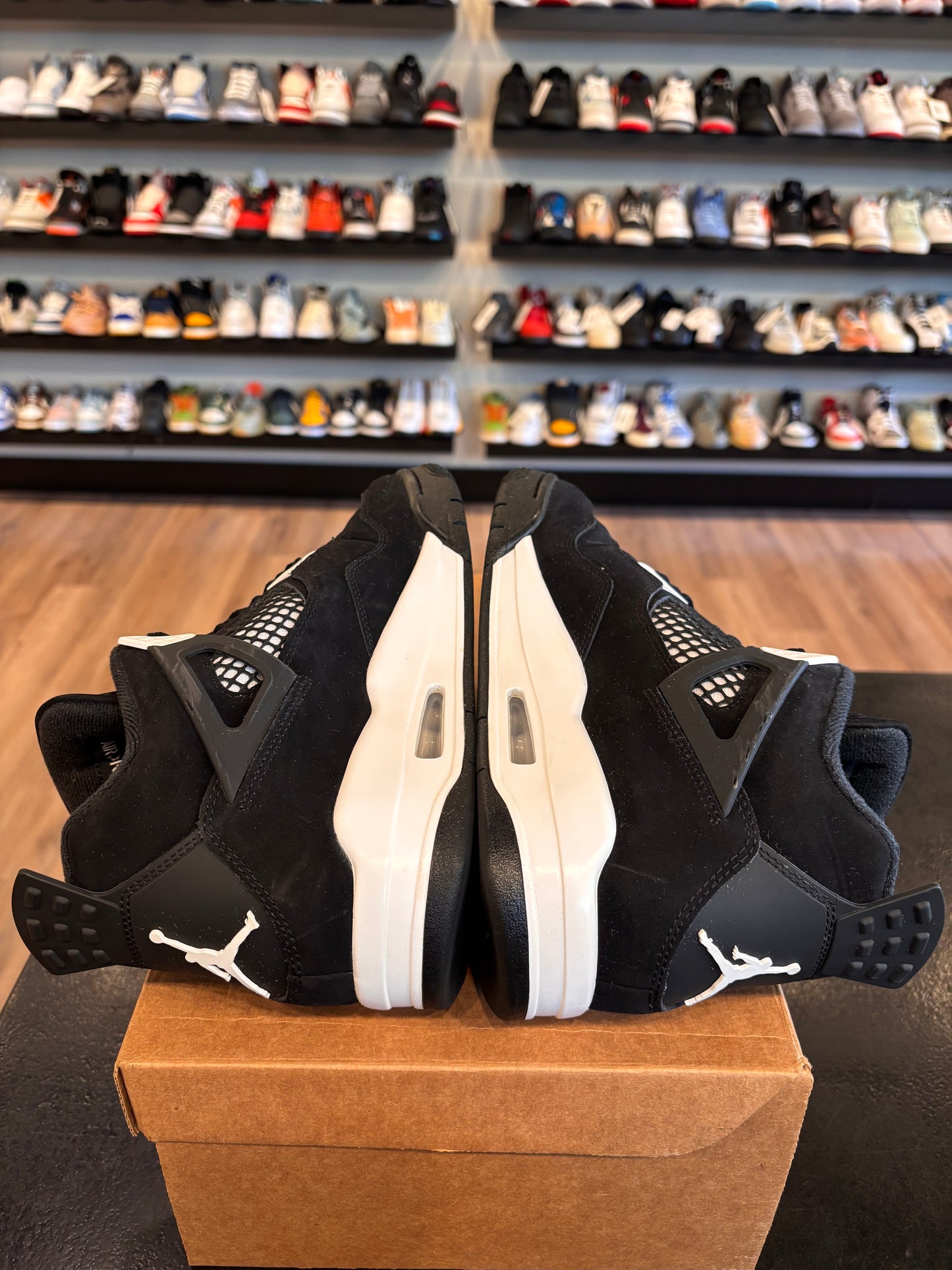 Jordan 4 White Thunder Size 9 Pre-Owned (No Box)