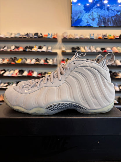 Nike Foamposite Wolf Grey Size 10.5 Pre-Owned