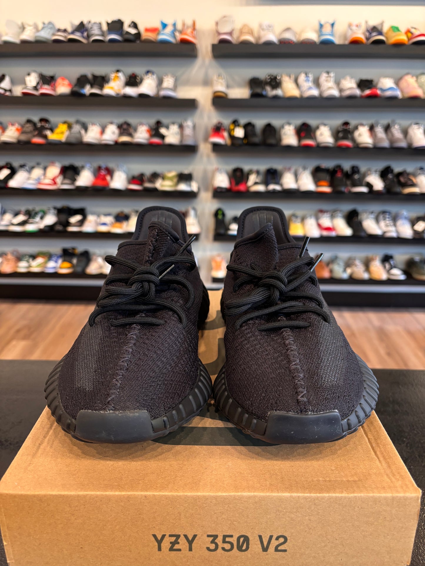 Yeezy 350 V2 Onyx Size 9 Pre-Owned
