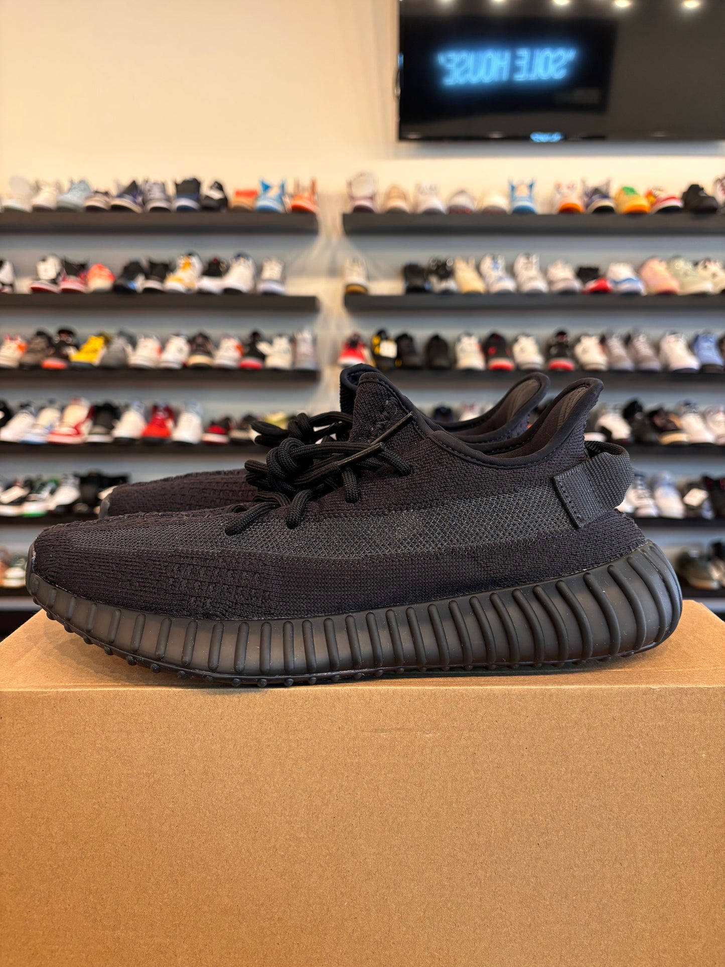Yeezy 350 V2 Onyx Size 9 Pre-Owned