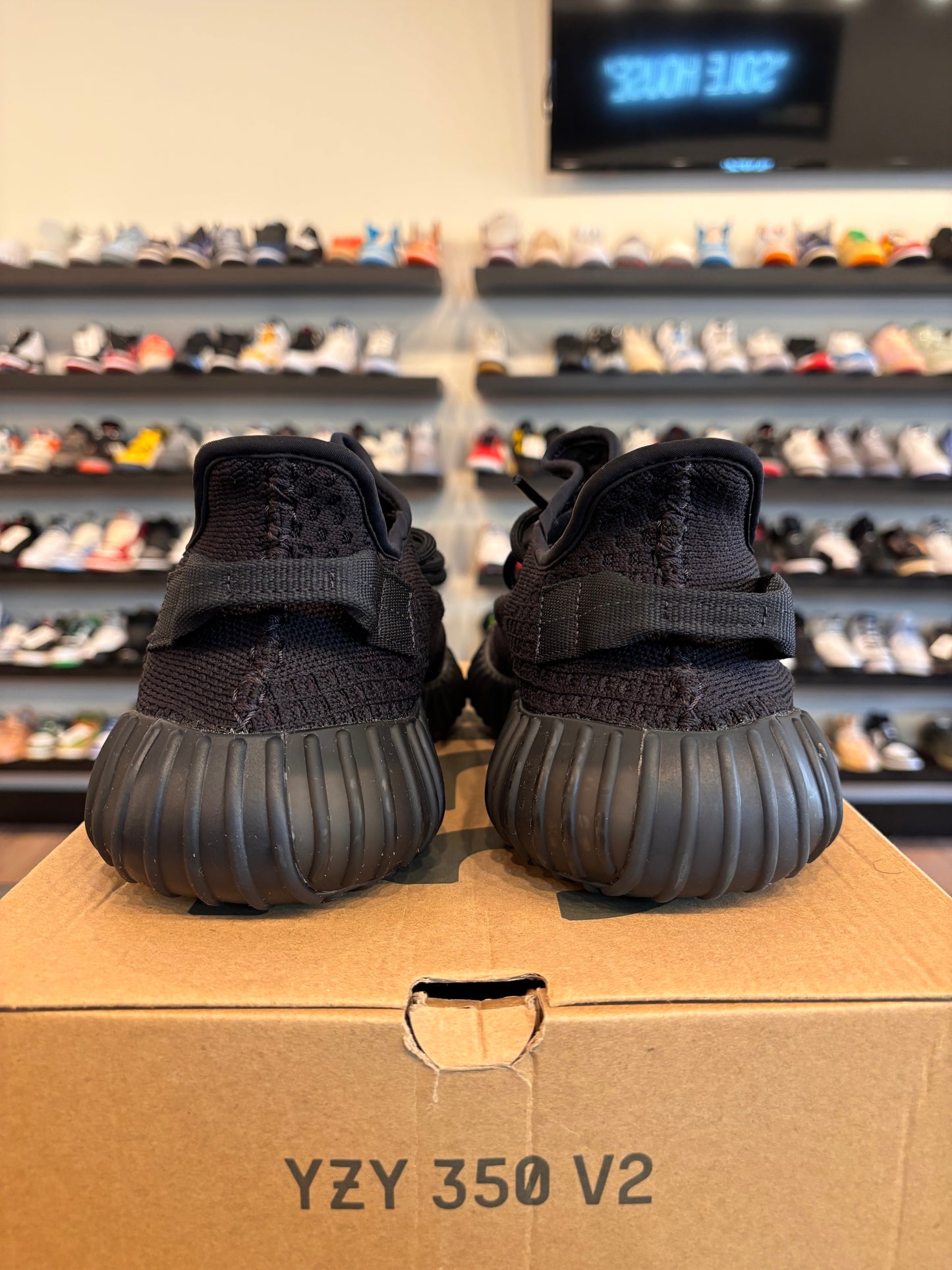 Yeezy 350 V2 Onyx Size 9 Pre-Owned