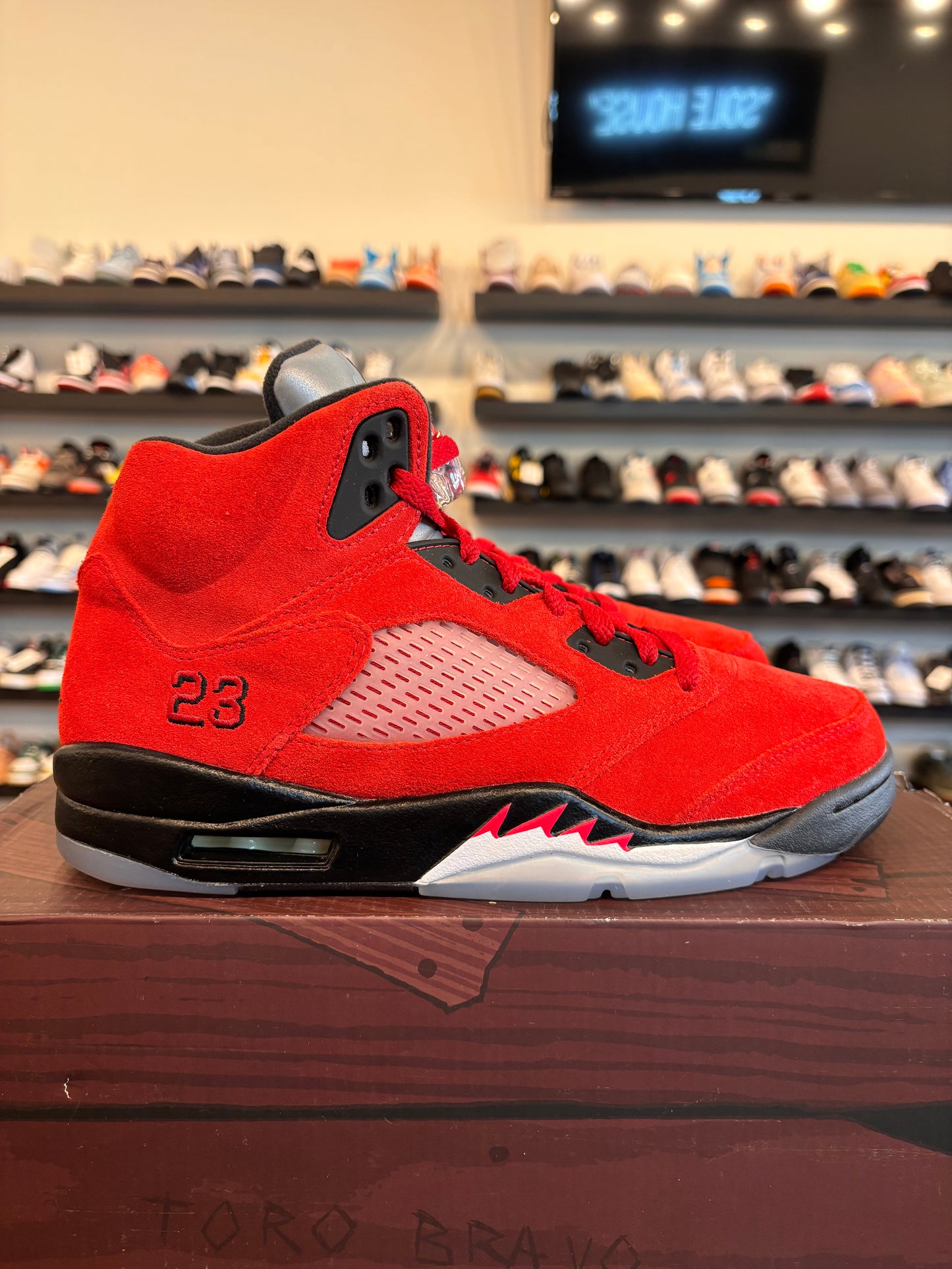 Jordan 5 Raging Bull Size 8.5 Pre-Owned