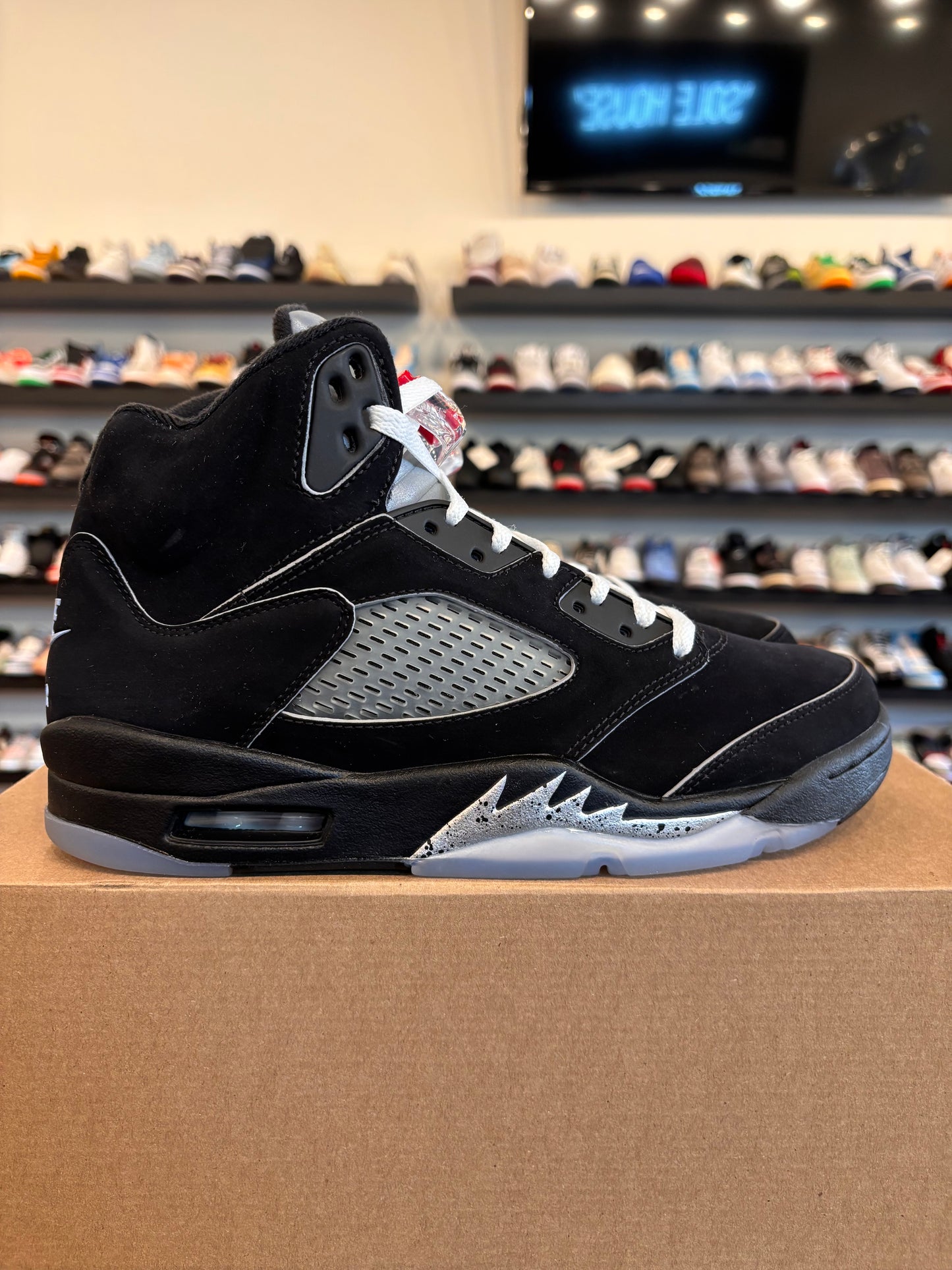 Jordan 5 Reimagined Black Metallic Size 8.5 Pre-Owned (No Box)