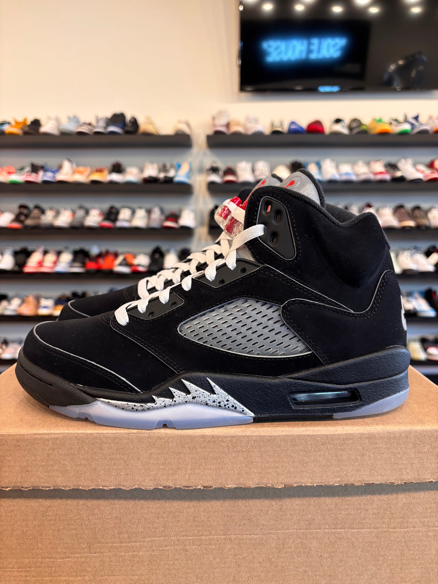 Jordan 5 Reimagined Black Metallic Size 8.5 Pre-Owned (No Box)