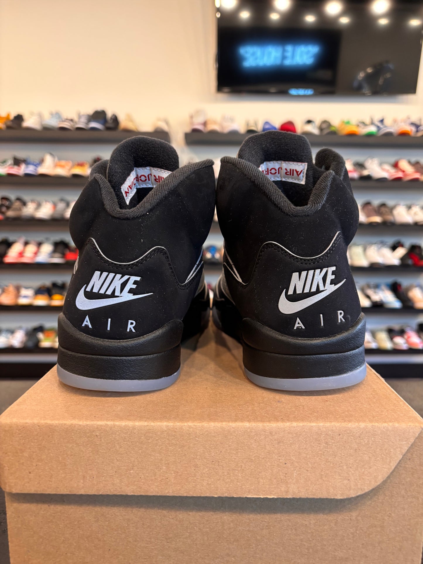 Jordan 5 Reimagined Black Metallic Size 8.5 Pre-Owned (No Box)