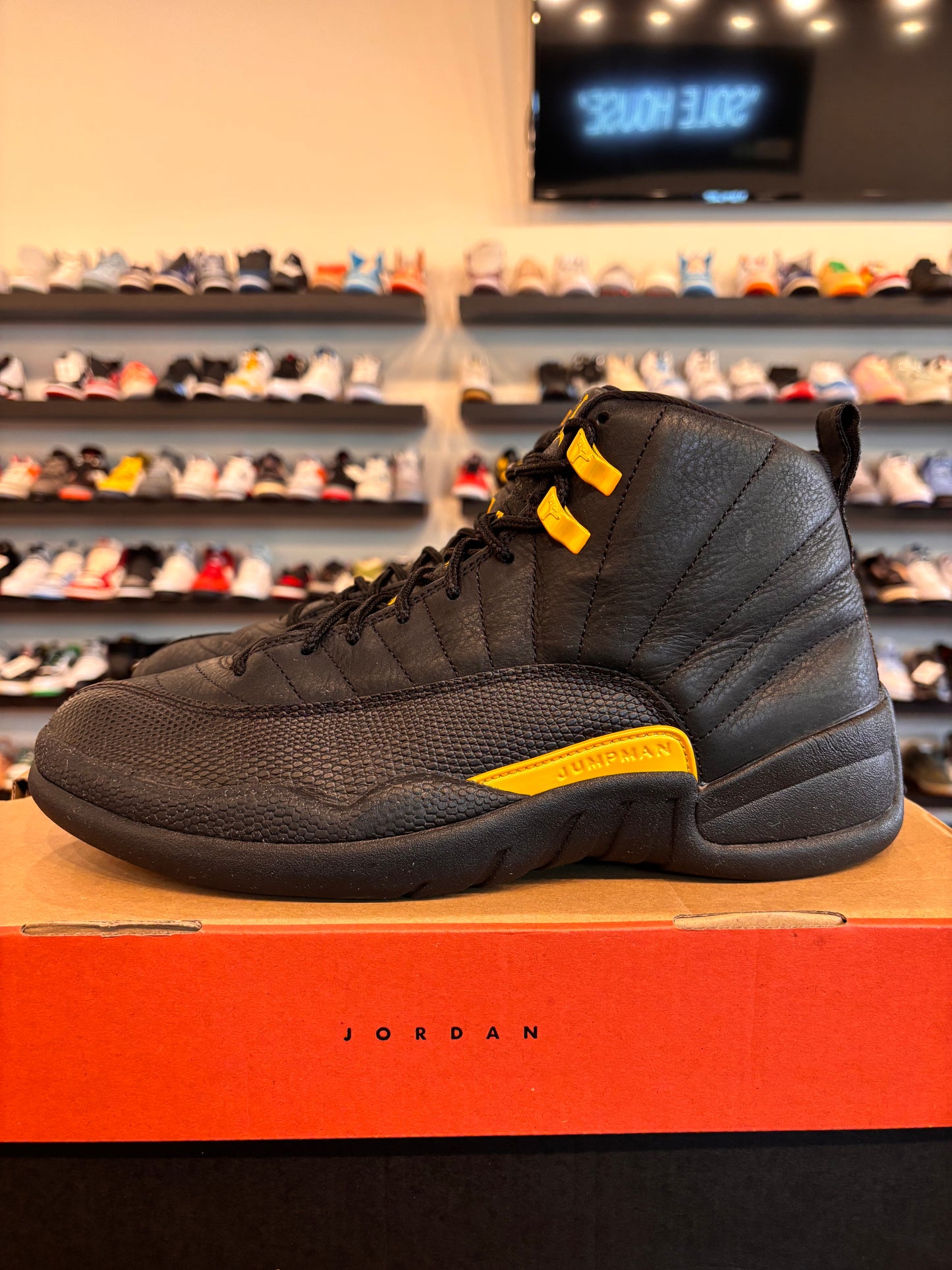 Jordan 12 University Gold Size 10.5 Pre-Owned