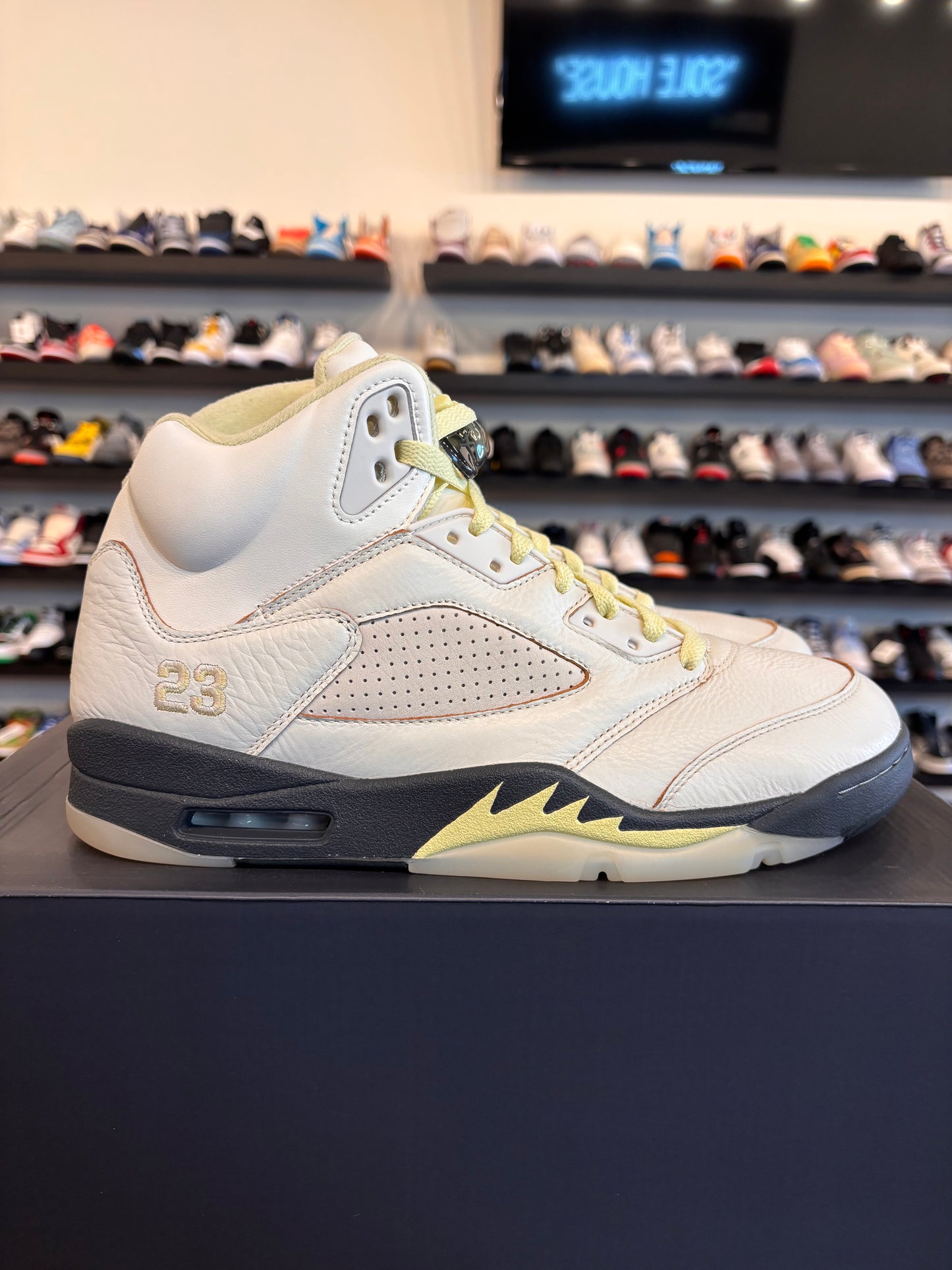 Jordan 5 Luminous Green Size 10.5 (12W) Pre-Owned
