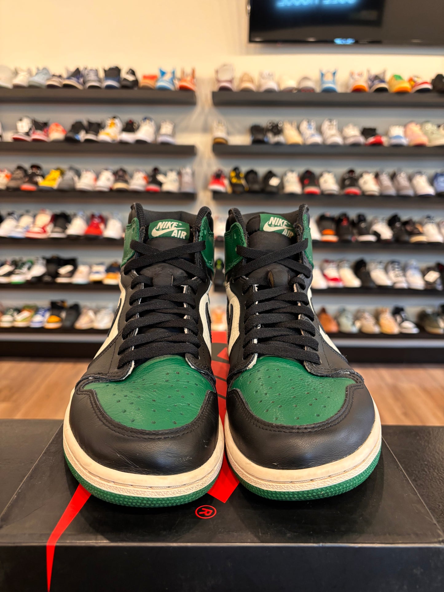 Jordan 1 Pine Green 1.0 Size 9 Pre-Owned
