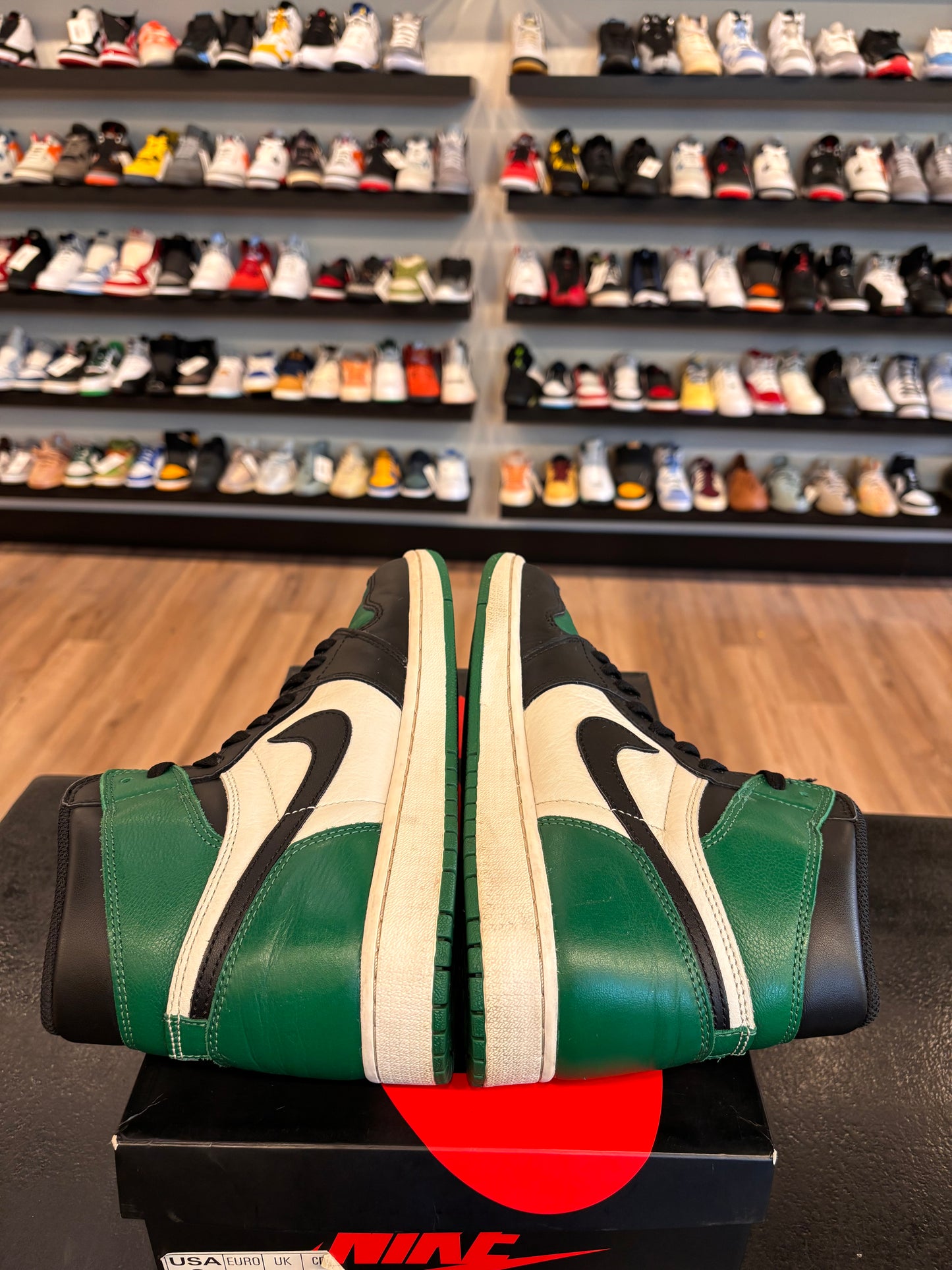 Jordan 1 Pine Green 1.0 Size 9 Pre-Owned