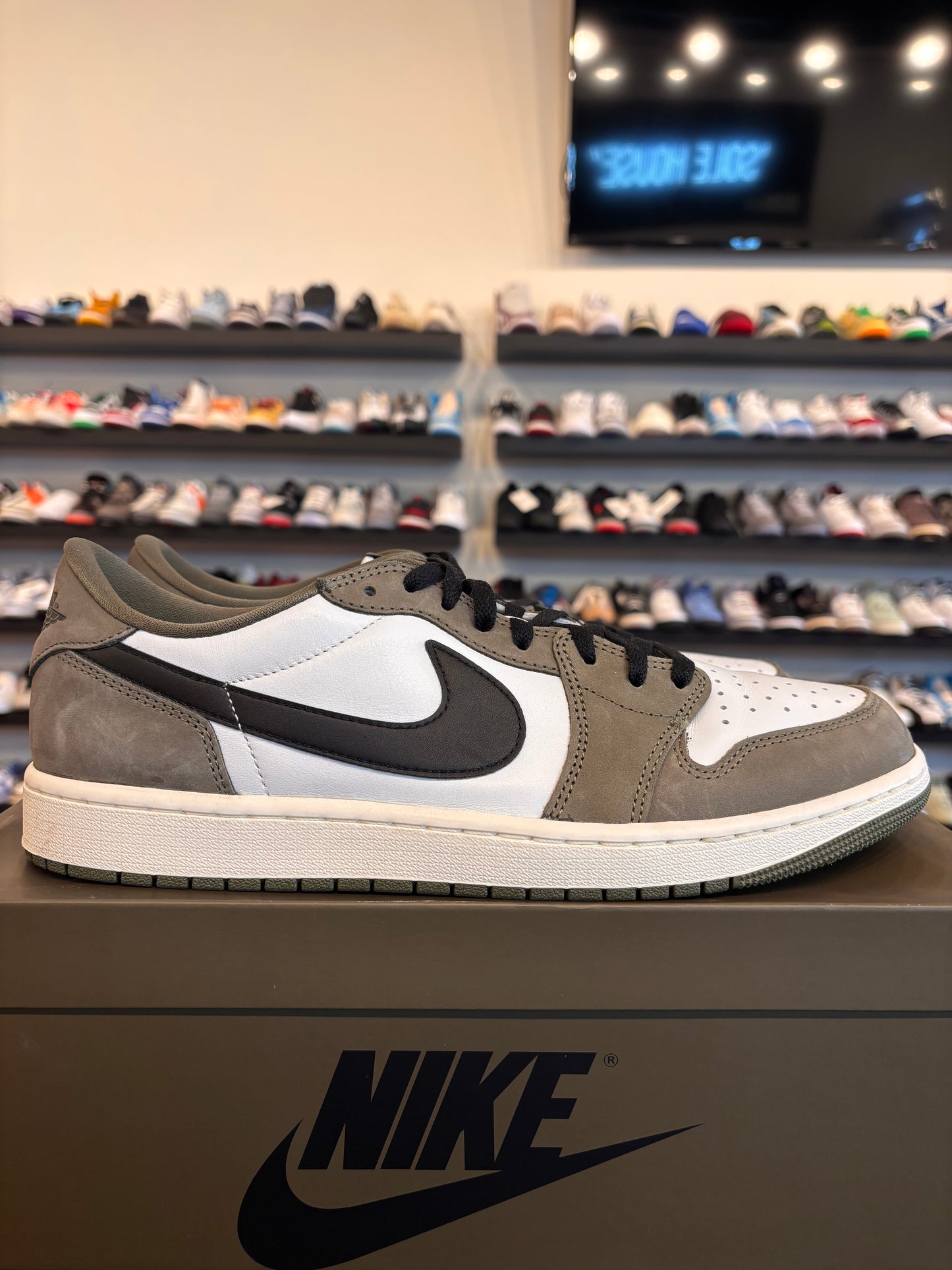 Jordan 1 Low Medium Olive Size 12 Pre-Owned