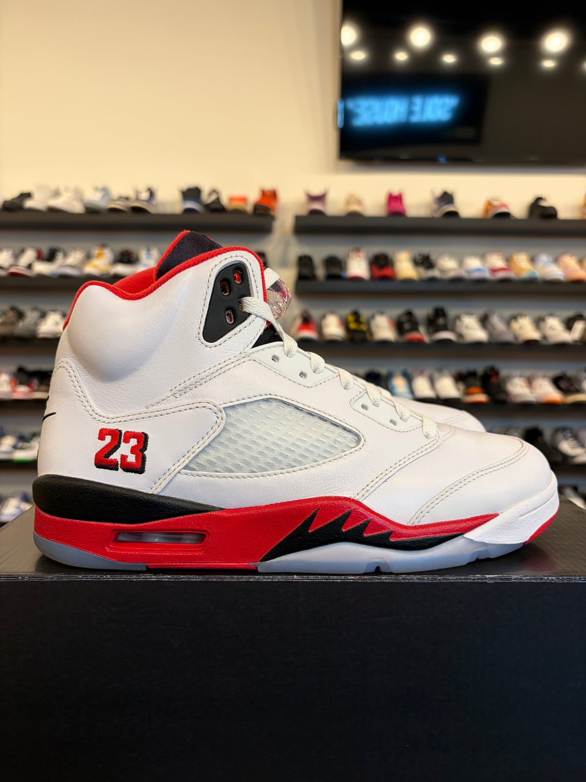 Jordan 5 Fire Red 2025 Size 8.5 Pre-Owned