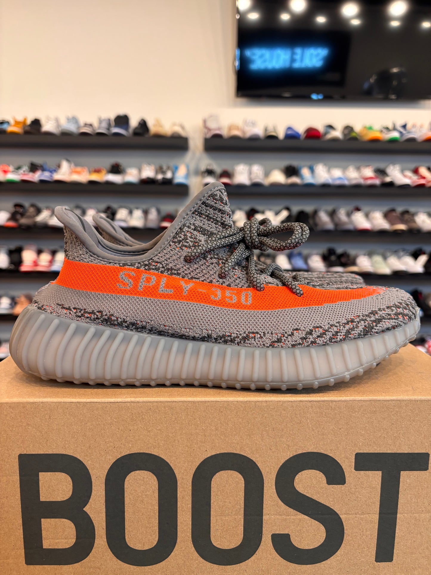Yeezy 350 V2 Beluga Size 9 Pre-Owned