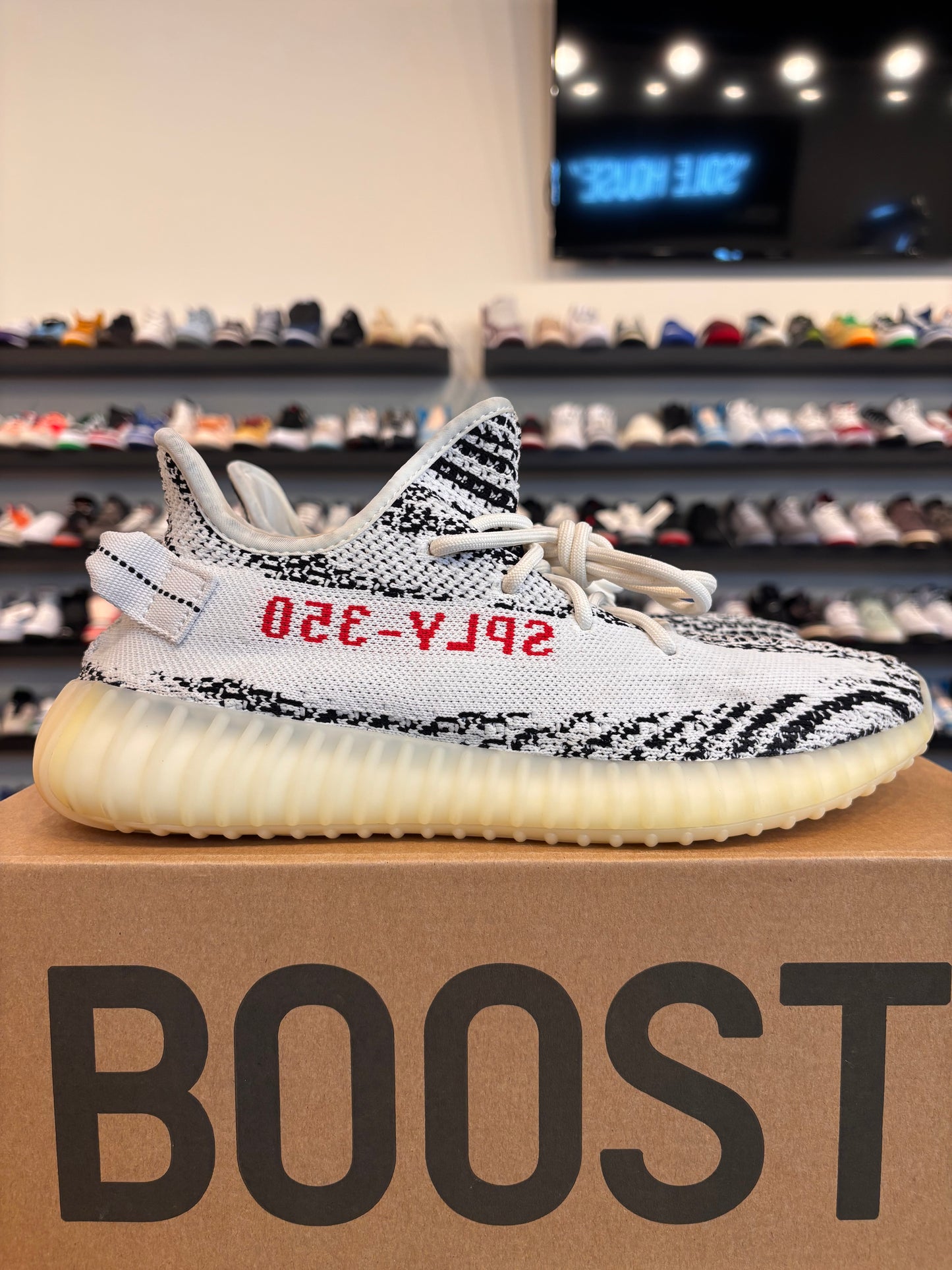 Yeezy 350 V2 Zebra Size 9 Pre-Owned