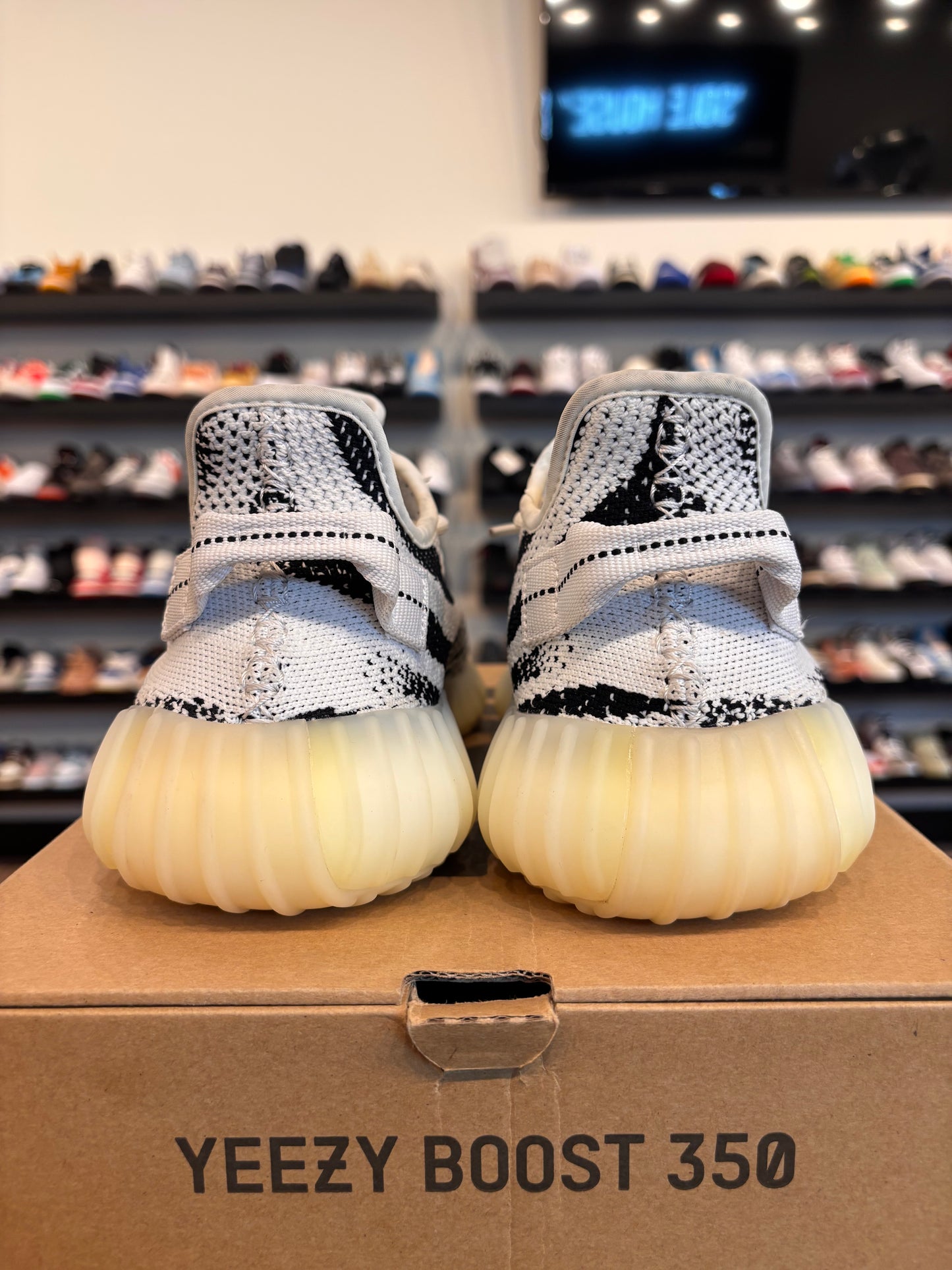 Yeezy 350 V2 Zebra Size 9 Pre-Owned