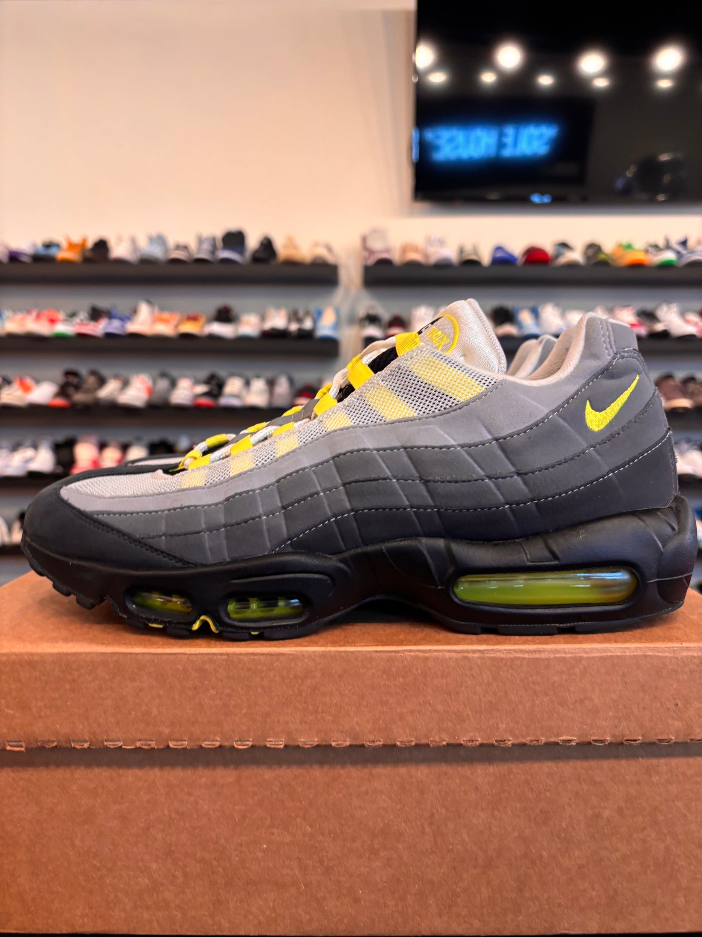 Nike Air Max 95 Neon 2020 Size 11 Pre-Owned (No Box)