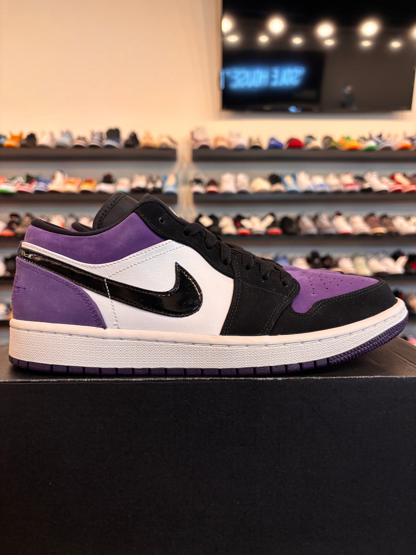 Jordan 1 Low Court Purple Size 9 Pre-Owned
