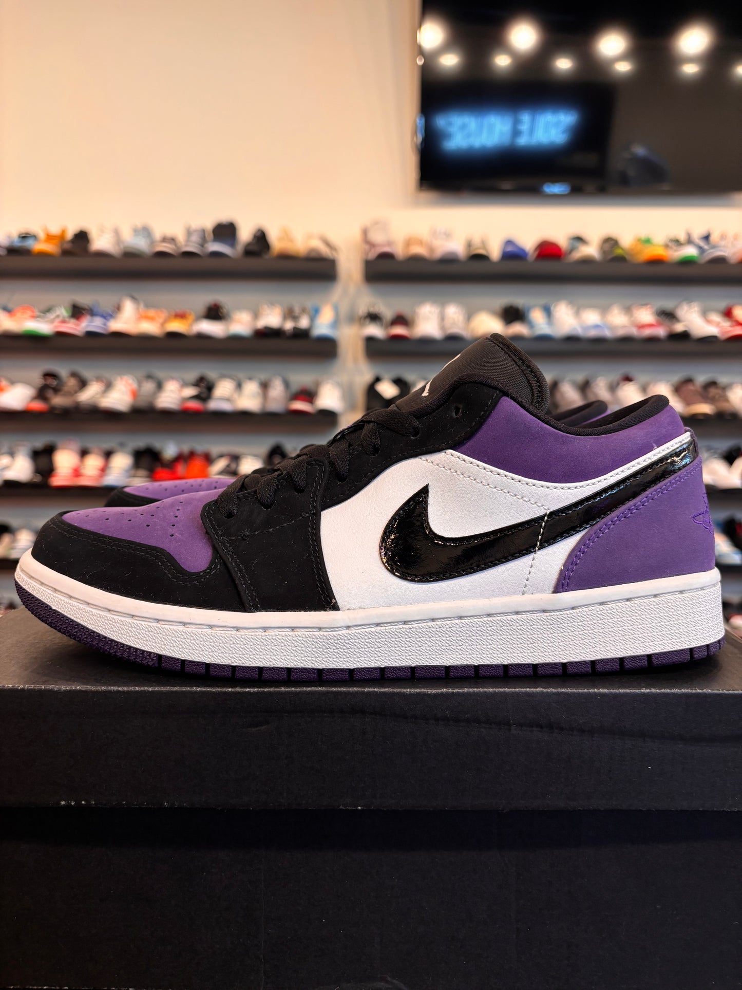 Jordan 1 Low Court Purple Size 9 Pre-Owned