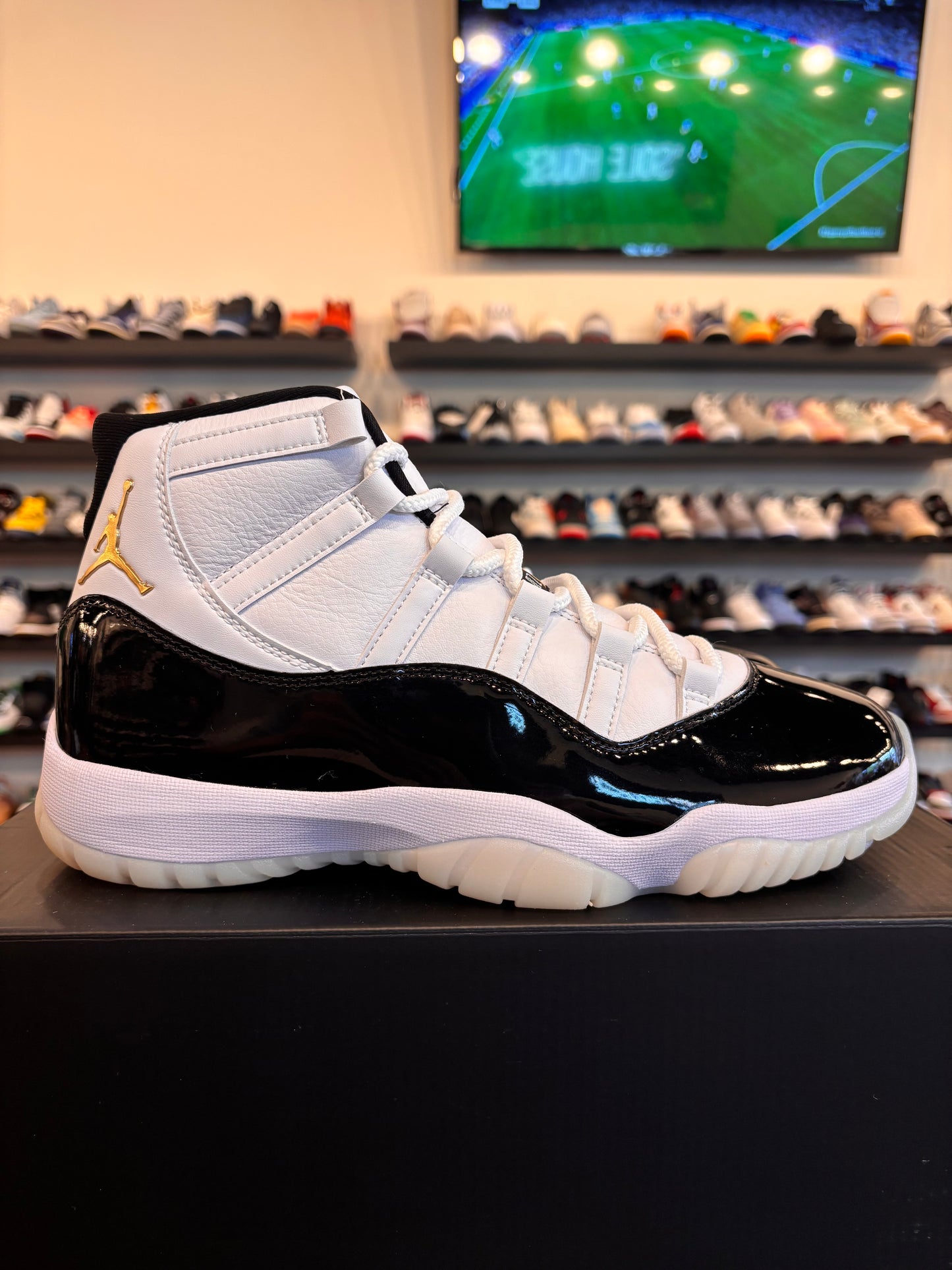 Jordan 11 Gratitude Size 10 Pre-Owned