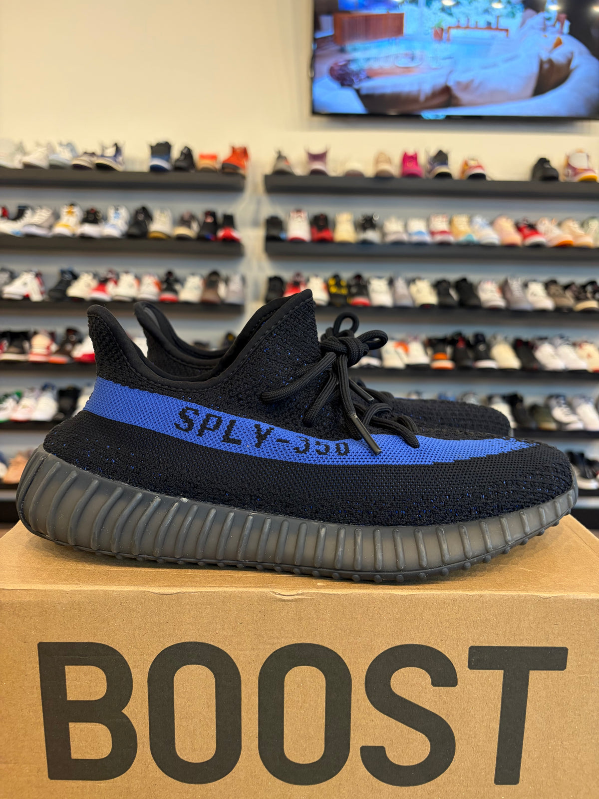 Yeezy 350 V2 Dazzling Blue Size 11 Pre-Owned