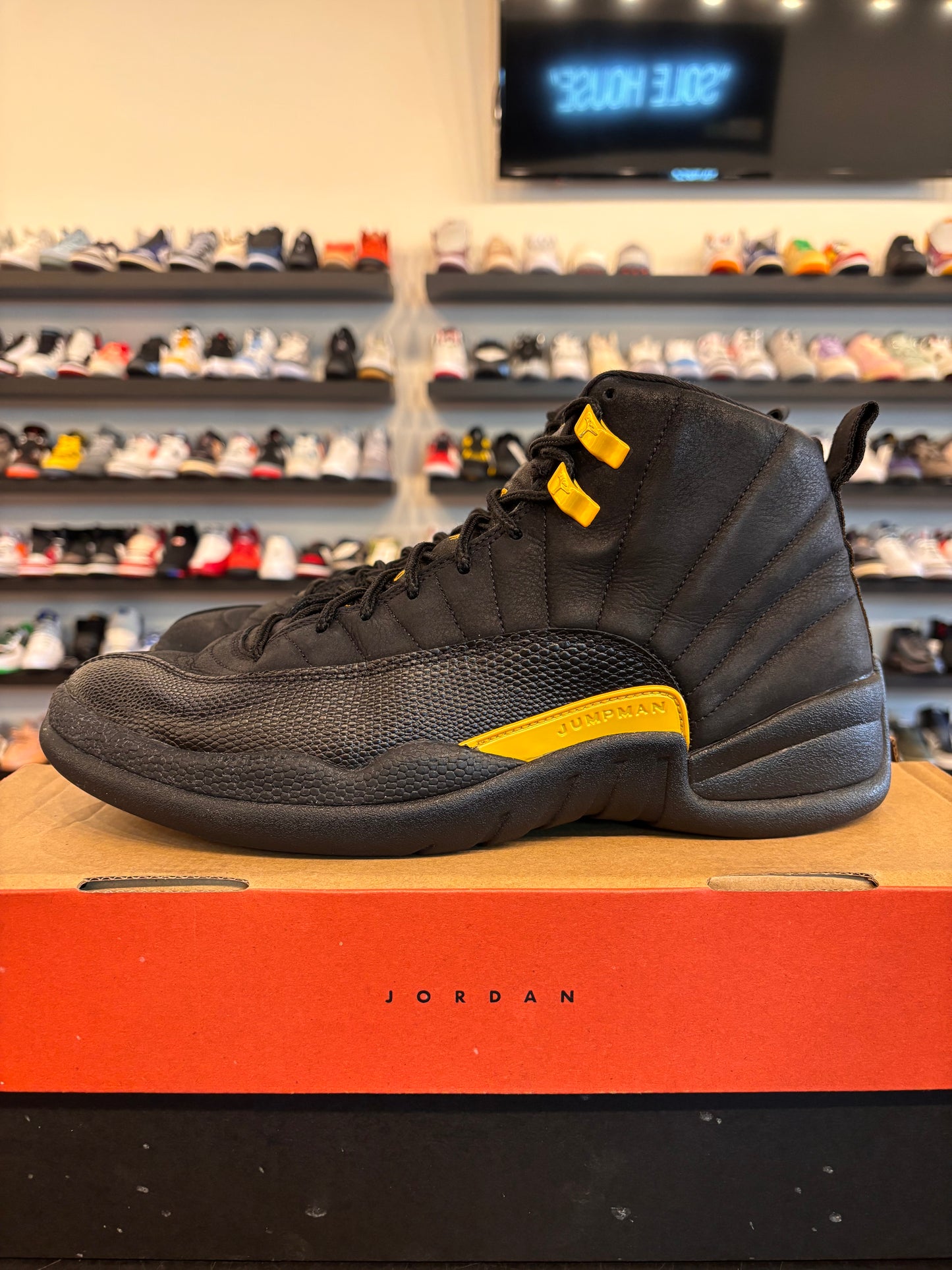 Jordan 12 Black University Gold Size 11 Pre-Owned