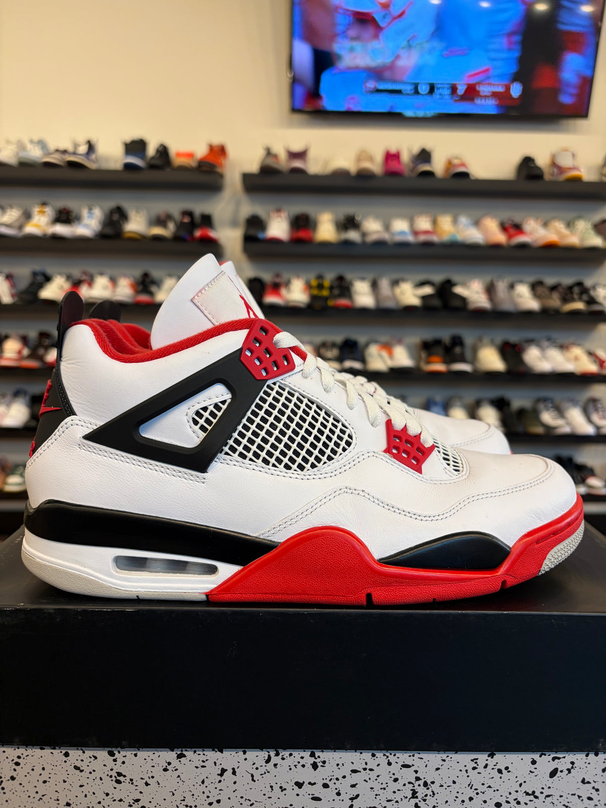 Jordan 4 Fire Red 2020 Size 10.5 Pre-Owned
