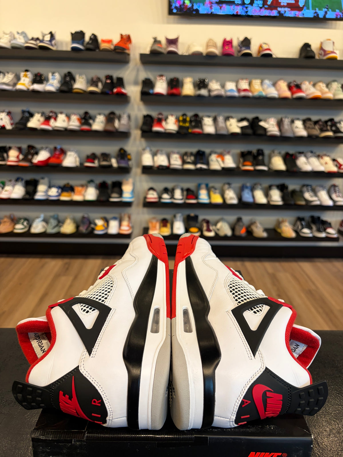 Jordan 4 Fire Red 2020 Size 10.5 Pre-Owned